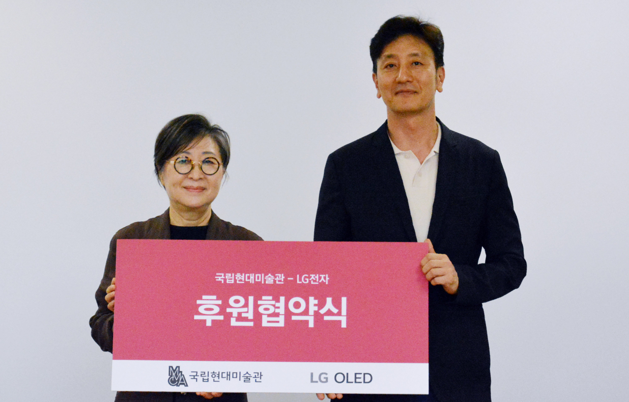 김성희(왼쪽부터) 국립현대미술관 관장, 오승진 LG전자 한국HE/BS마케팅담당이 협약식 체결 후 기념사진을 촬영하고 있다. [LG전자 제공]