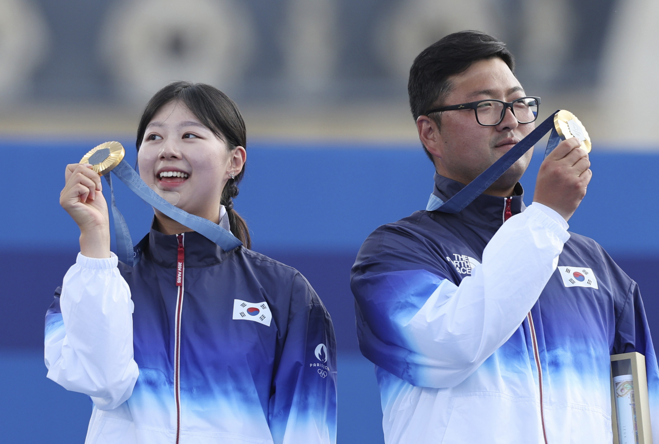 2024 파리 올림픽 양궁에서 3관왕을 차지한 임시현(왼쪽)과 김우진이 이번 대회 대한민국 선수단의 남녀 MVP로 선정됐다. 선수단 MVP는 파리 올림픽 취재에 참가한 국내 언론사 기자들의 투표로 선정됐으며, 이날 코리아하우스에서 열린 결산 기자회견에서 발표됐다. 사진은 2일 프랑스 파리 레쟁발리드에서 열린 2024 파리 올림픽 양궁 혼성 단체에서 금메달을 딴 뒤 열린 시상식에서 메달을 들어 보이는 임시현과 김우진. [연합]