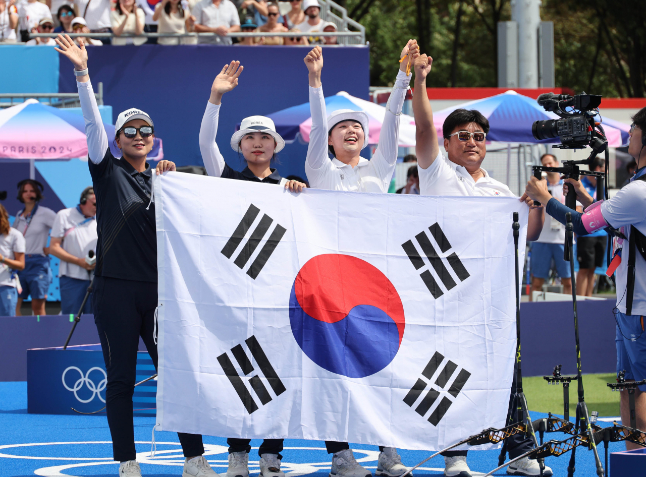 지난 3일(현지시간) 프랑스 파리 레쟁발리드에서 열린 2024 파리 올림픽 양궁 여자 개인전 시상식에서 나란히 금·은메달을 차지한 임시현과 남수현이 관중을 향해 손을 흔들고 있다. 2024.8.3 파리=이상섭 기자