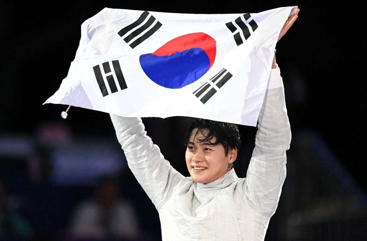 지난달 27일(현지시간) 프랑스 파리 그랑 팔레에서 열린 2024 파리 올림픽 펜싱 남자 사브르 경기에서 금메달을 차지한 오상욱이 태극기를 들고 있다. 2024.7.28 파리=이상섭 기자