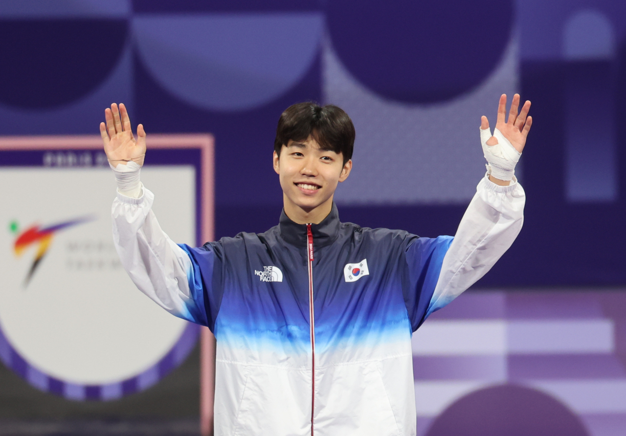 지난 7일(현지시간) 프랑스 파리 그랑팔레 태권도경기장에서 열린 2024 파리 올림픽 태권도 남자 58㎏급 시상식에서 금메달을 차지한 한국 박태준이 시상대에 오르며 기뻐하고 있다. [연합]