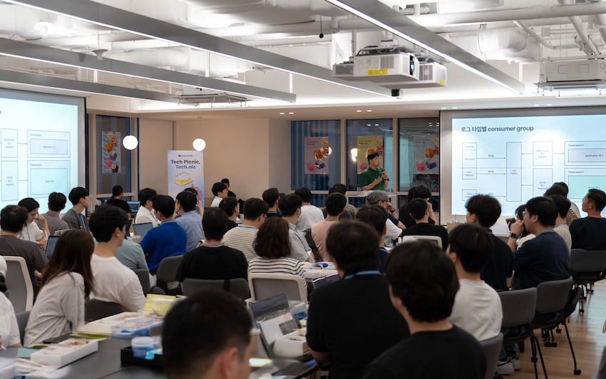 토스뱅크가 지난 9일 오후 서울 강남구 테헤란로에 위치한 사옥에서 금융권 IT 개발자 100여명이 참석한 가운데 금융 혁신 기술 성취를 공유하는 테크닉 행사를 진행하고 있다. [토스뱅크 제공]
