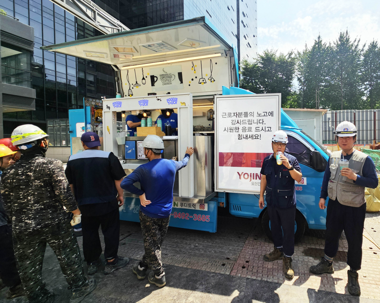 요진건설 현장 근로자들이 커피, 팥빙수 등으로 더위를 식히고 있다[사진=요진건설산업 제공]