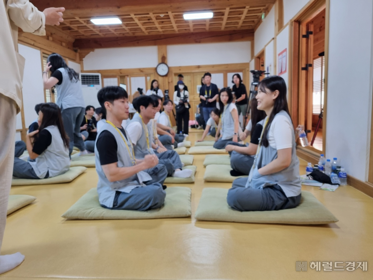 편한 법복으로 갈아입고 진행된 레크리에이션 시간. 견우와 직녀가 조금씩 가까워지고 친해지는 모습이 실시간으로 전해졌다. 이민경 기자.