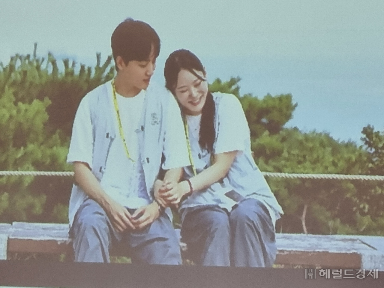 최고의 커플사진을 가리는 대결을 놓고 참가자들이 저녁 데이트 상대와 포즈를 취하고 있다. 명산의 절경을 배경으로 풋풋한 청년들의 모습이 미소를 자아낸다. 이민경 기자.