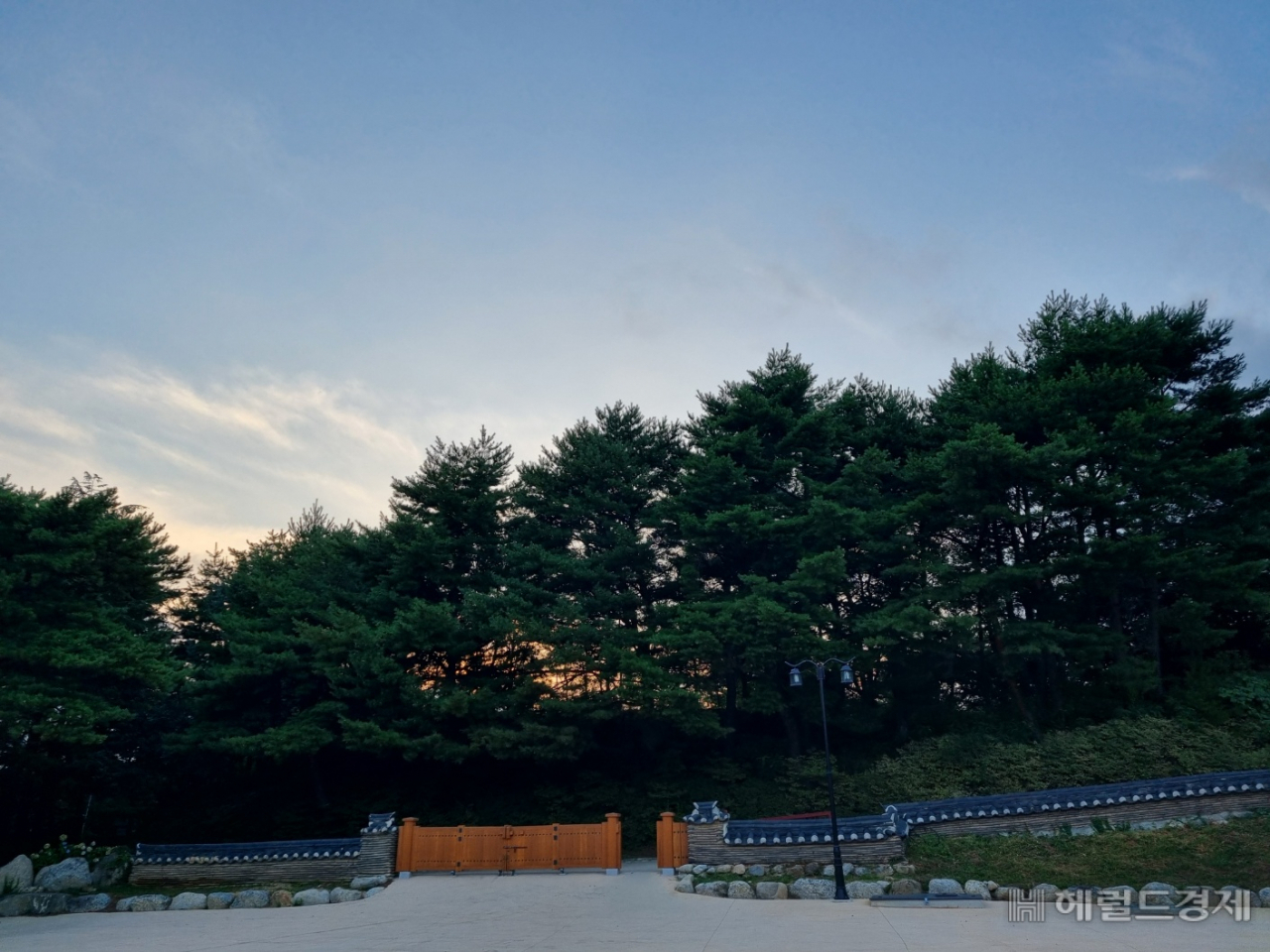 낮 시간동안의 관광객이 모두 빠져나간 뒤의 고요해진 낙산사 경내. 고즈넉한 분위기가 여섯 커플 탄생에 한 몫 했을 것으로 보인다. 이민경 기자.