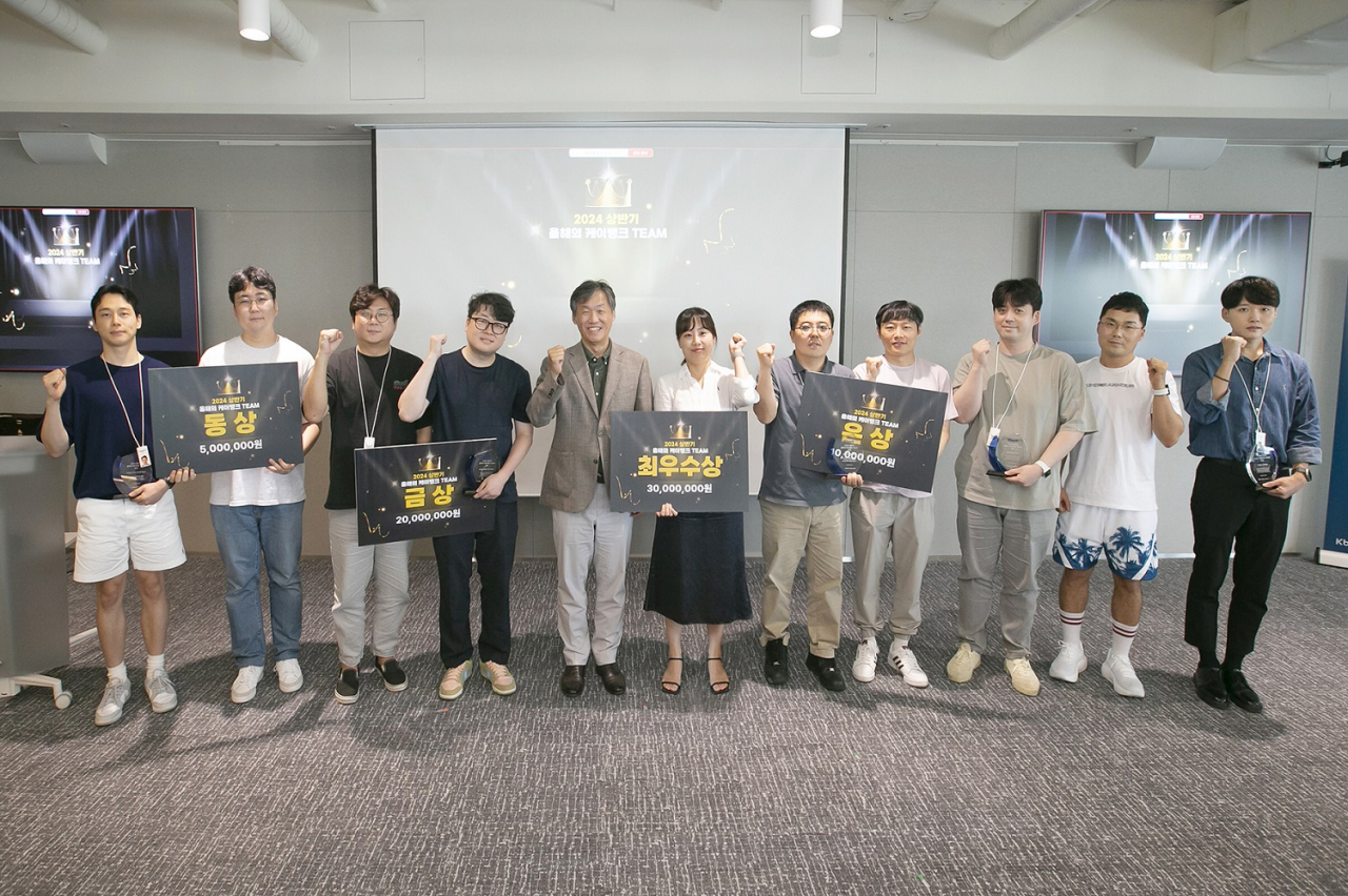 8일 서울 중구 케이뱅크 본사에서 열린 ‘2024 상반기 케이뱅크 어워즈’에 참석한 최우형(왼쪽에서 다섯 번째) 행장과 직원들이 기념촬영을 하고 있다.[케이뱅크 제공]