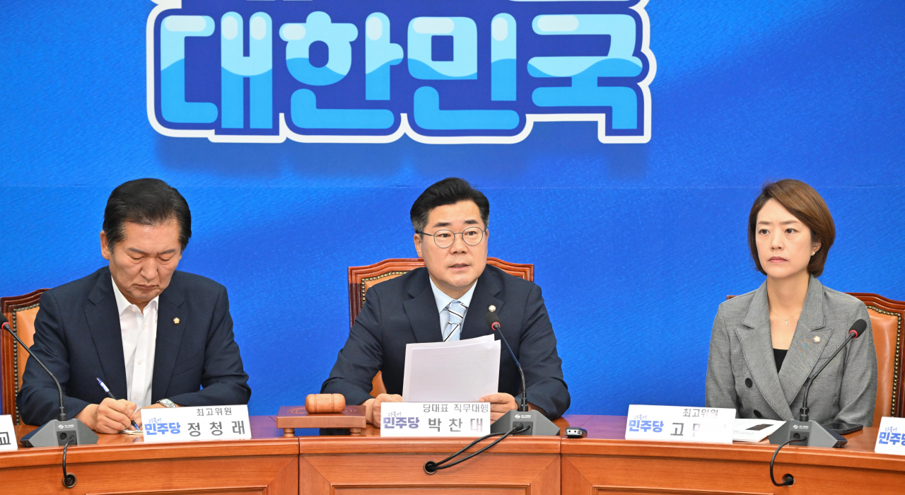 박찬대(가운데) 더불어민주당 당대표 직무대행 겸 원내대표가 12일 오전 서울 여의도 국회에서 열린 최고위원회의에 참석해 발언하고 있다. 임세준 기자
