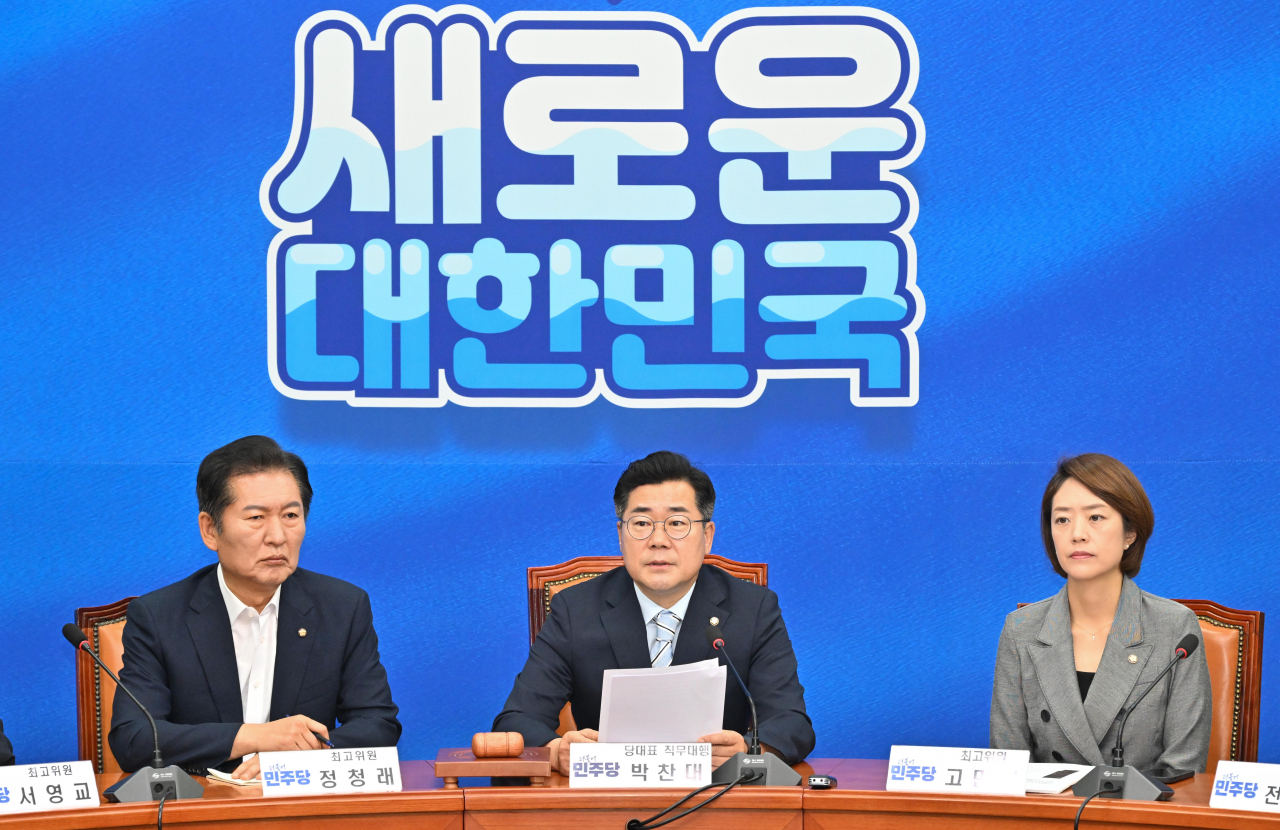 박찬대(가운데) 더불어민주당 당대표 직무대행 겸 원내대표가 12일 오전 서울 여의도 국회에서 열린 최고위원회의에 참석해 발언을 하고 있다. 임세준 기자
