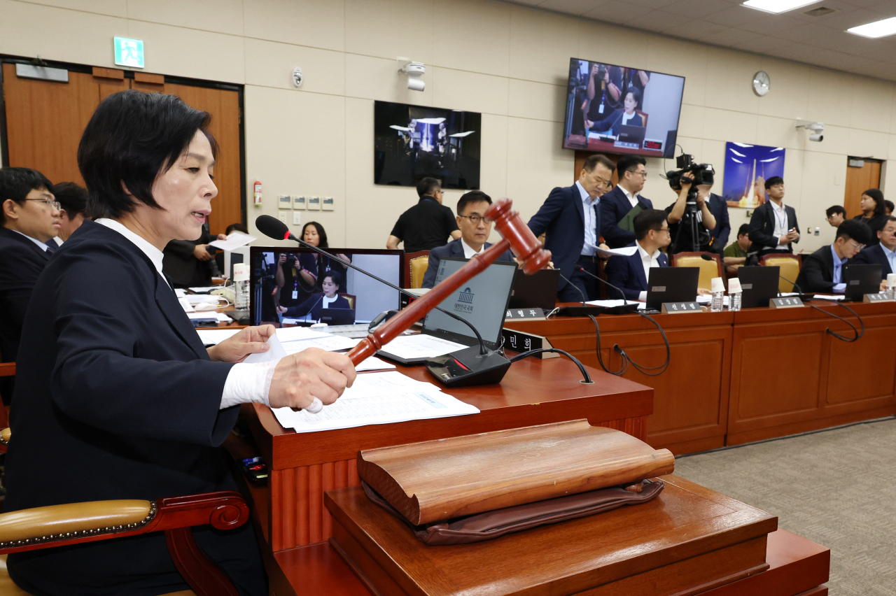 지난 9일 오전 열린 국회 과학기술정보방송통신위원회의 ‘불법적 방송문화진흥회 이사 선임 등 방송장악 관련’ 1차 청문회에서 더불어민주당 소속 최민희 위원장이 의사봉을 두드리고 있다. [연합]