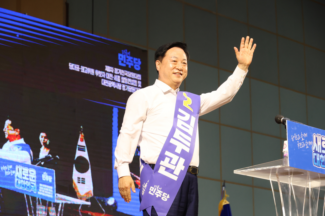 11일 오후 대전 서구 배재대 스포렉스홀에서 열린 더불어민주당 당 대표·최고위원 후보자 합동연설회에서 김두관 당 대표 후보가 당원에게 인사하고 있다. [연합]