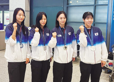 11일(현지시간) 열린 2024 파리 올림픽 역도 여자 81kg 이상급에서 준우승한 박혜정이 은메달을 들고 웃고 있다. 지난 7월 31일(현지시간) 열린 2024 파리 올림픽 펜싱 남자 사브르 단체전에서 금메달을 딴 남자 사브르 대표팀이 최신원(왼쪽) 대한펜싱협회장과 기뻐하고 있다. 5일 귀국한 펜싱 여자 사브르 대표팀이 포즈를 취하고 있다. 대표팀은 2024 파리 올림픽 여자 사브르 단체전에서 은메달을 획득했다.  [SK텔레콤 제공]
