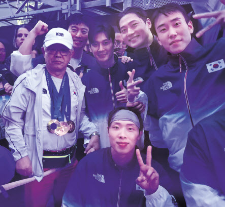 11일(현지시간) 열린 2024 파리 올림픽 역도 여자 81kg 이상급에서 준우승한 박혜정이 은메달을 들고 웃고 있다. 지난 7월 31일(현지시간) 열린 2024 파리 올림픽 펜싱 남자 사브르 단체전에서 금메달을 딴 남자 사브르 대표팀이 최신원(왼쪽) 대한펜싱협회장과 기뻐하고 있다. 5일 귀국한 펜싱 여자 사브르 대표팀이 포즈를 취하고 있다. 대표팀은 2024 파리 올림픽 여자 사브르 단체전에서 은메달을 획득했다.  [SK텔레콤 제공]