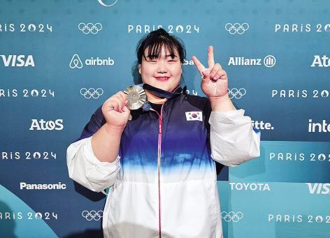 11일(현지시간) 열린 2024 파리 올림픽 역도 여자 81kg 이상급에서 준우승한 박혜정이 은메달을 들고 웃고 있다. 지난 7월 31일(현지시간) 열린 2024 파리 올림픽 펜싱 남자 사브르 단체전에서 금메달을 딴 남자 사브르 대표팀이 최신원(왼쪽) 대한펜싱협회장과 기뻐하고 있다. 5일 귀국한 펜싱 여자 사브르 대표팀이 포즈를 취하고 있다. 대표팀은 2024 파리 올림픽 여자 사브르 단체전에서 은메달을 획득했다.  [SK텔레콤 제공]