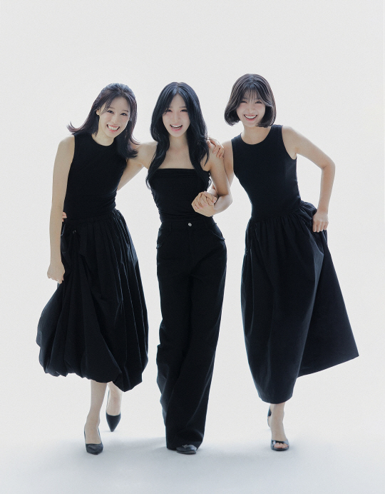 아이오케이컴퍼니 산하 법인 메시브이엔씨와 전속 계약을 체결한 시오(왼쪽부터), 새나, 아란. [아이오케이컴퍼니]