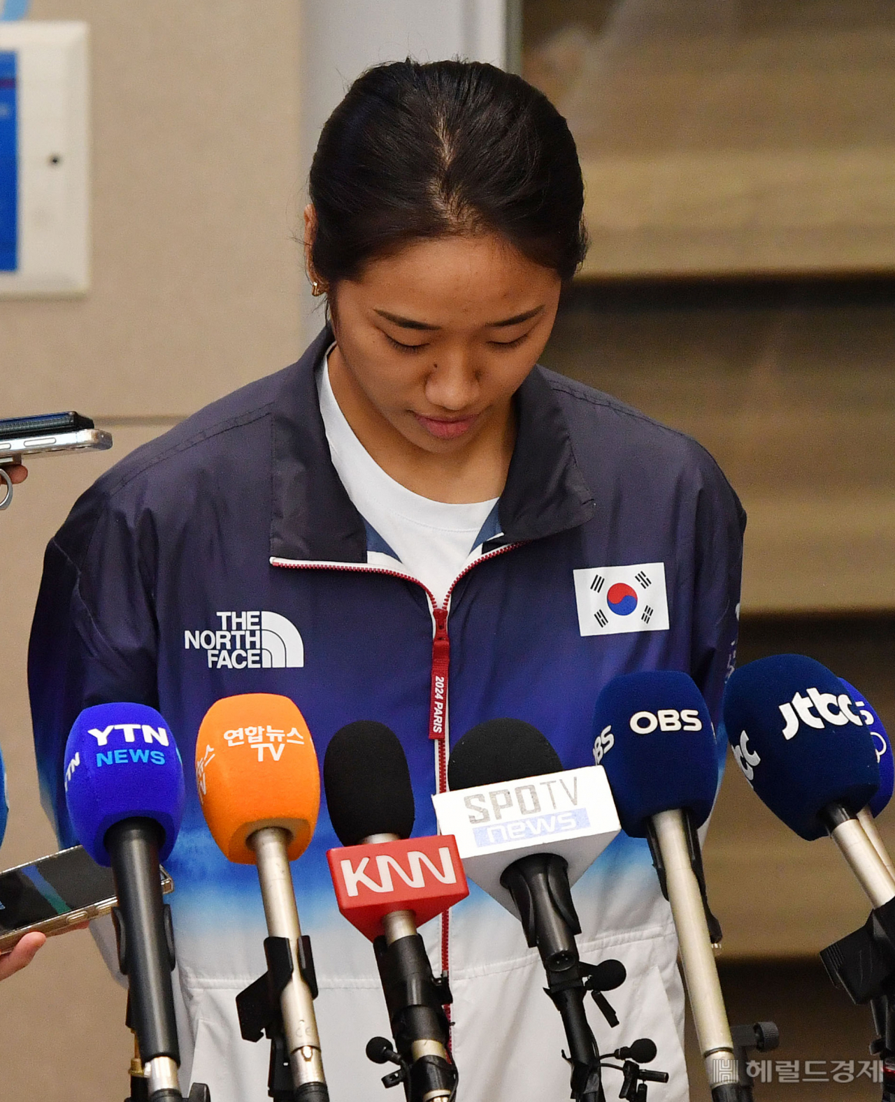 2024 파리 올림픽 배드민턴 여자 단식에서 금메달을 딴 안세영 선수가 7일 오후 인천국제공항 제2터미널을 통해 귀국해 취재진과 인터뷰를 하고 있다. 안 선수는 지난 5일(현지시간) 2024 파리 올림픽 배드민턴 여자 단식 결승 경기 직후 공동취재구역(믹스트존) 인터뷰를 통해 대한배드민턴협회의 선수 부상관리 및 훈련방식 비효율성 등을 밝히며 갈등을 폭로했다. 영종도=임세준 기자