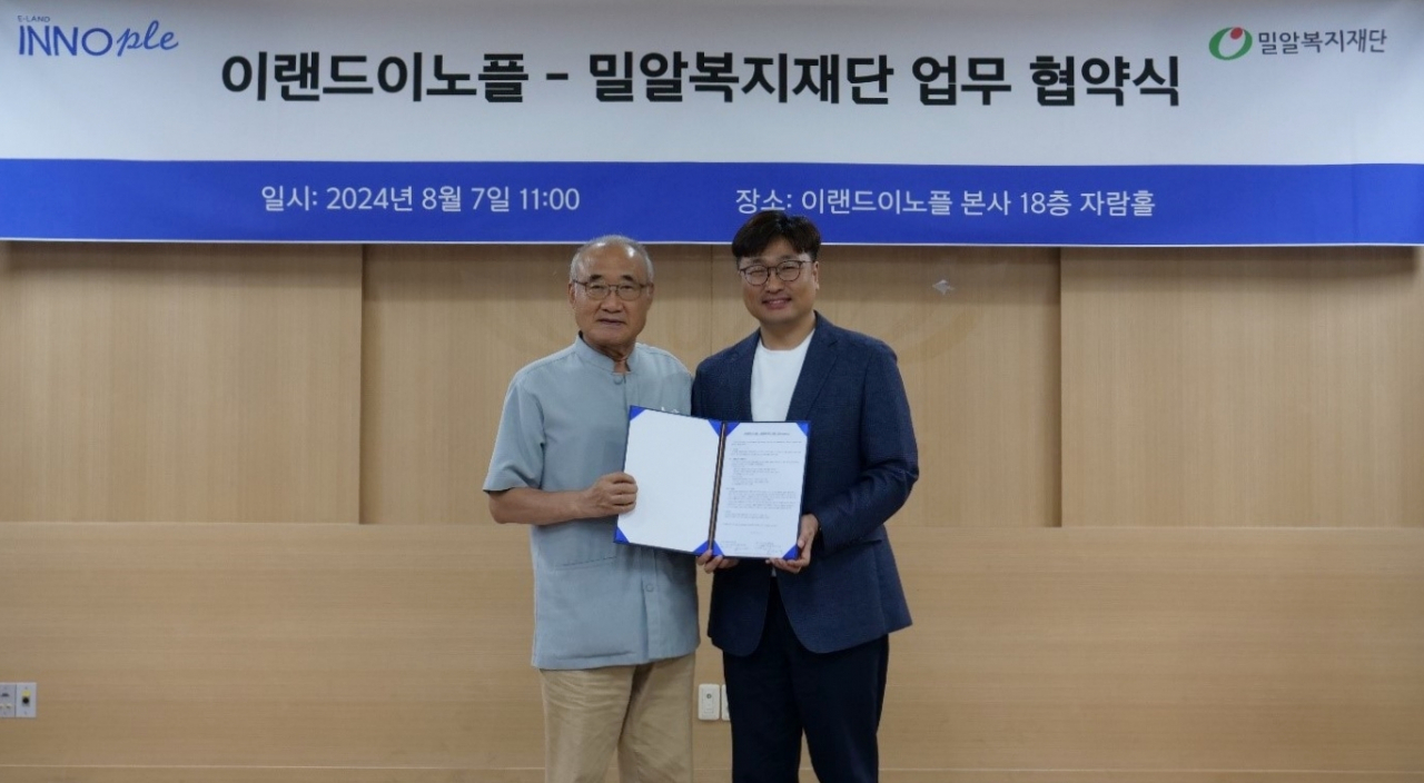 지난 7일 서울 금천구 이랜드이노플 본사 18층에서 진행된 업무 협약에서 홍정길(왼쪽) 밀알복지재단 이사장, 김지원 이랜드이노플 대표가 기념 사진을 촬영하고 있다. [이랜드그룹 제공]