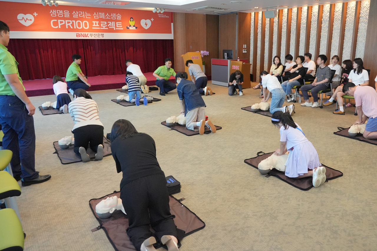 지난 10일 오전 BNK부산은행 본점 스카이홀에서 부산은행 임직원들이 심폐소생술(CPR)교육을 진행하고 있다. [사진=부산은행]
