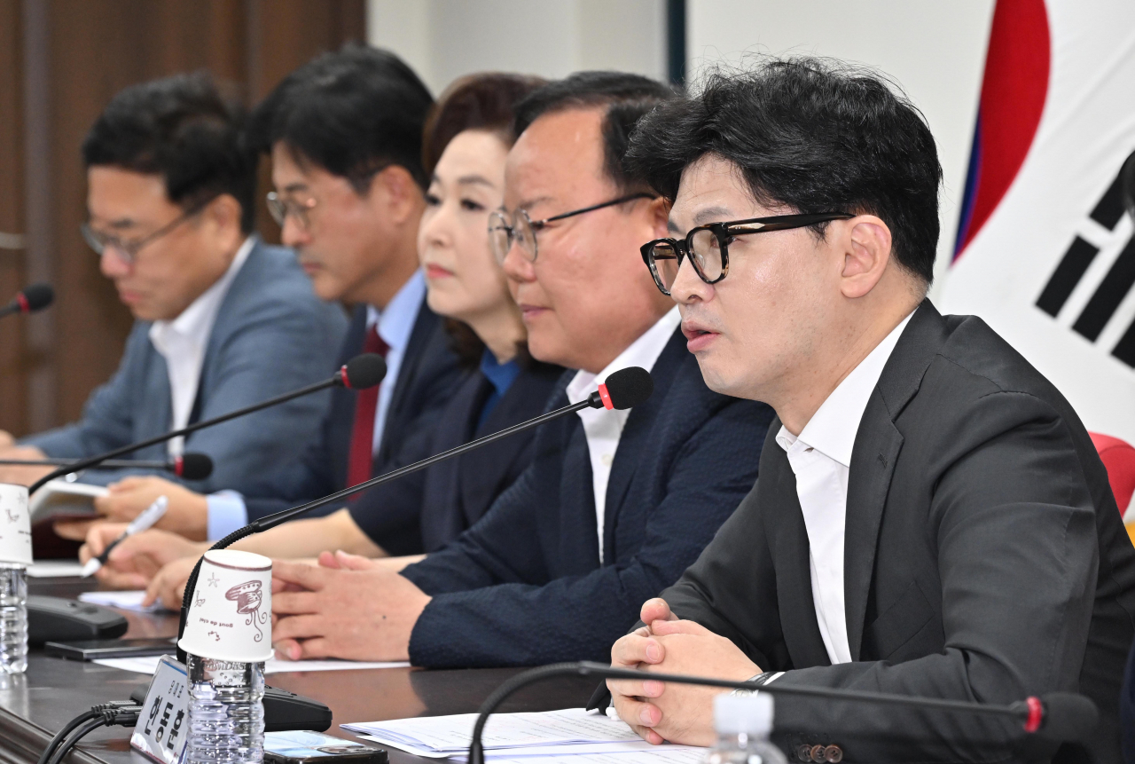 한동훈(오른쪽) 국민의힘 대표가 8일 오전 서울 여의도 중앙당사에서 열린 최고위원회의에 참석해 발언을 하고 있다. 임세준 기자