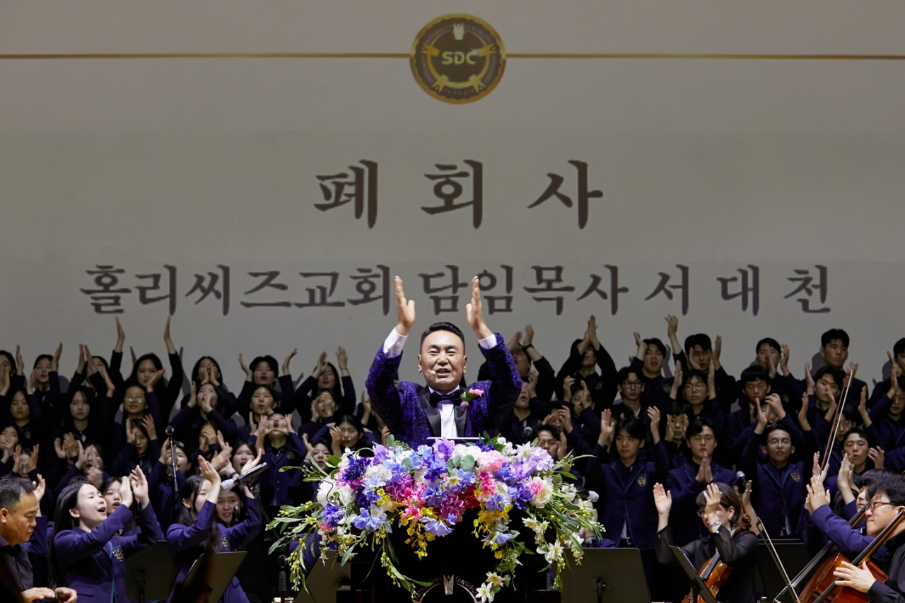 지난 10일 개최된 ‘8.15 광복절, 대한독립만세 79주년’을 기념하며, SDC 나라사랑 콘서트’에서 서대천 목사가 미국 명문대에 합격해 유학길에 오르는 학생들을 격려하고 있다. [홀리씨즈교회 제공]
