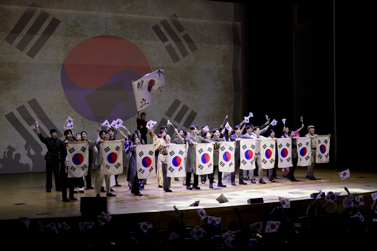 지난 10일 개최된 ‘8.15 광복절 79주년’을 기념해 ‘SDC 나라사랑 콘서트’에서 학생들이 ‘영웅의 길 안중근’ 뮤지컬 공연을 통해 감동을 선사하고 있다. [홀리씨즈교회 제공]