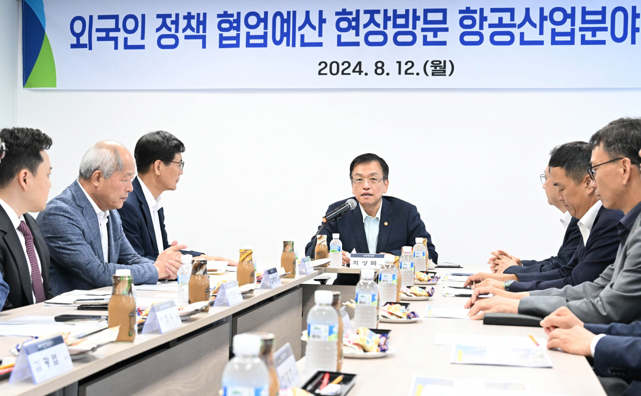 최상목 부총리 겸 기획재정부 장관이 12일 외국인정책 협업예산 항공산업분야 관련 경남 사천 우주항공청애서 업무보고를 받은 후 간담회를 하고 있다. [기획재정부 제공]