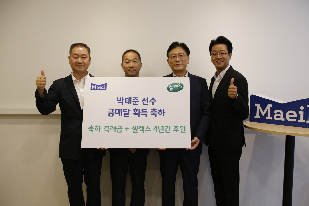 12일 매일유업 본사에서 파리올림픽 박태준 선수의 부친인 박옥천 씨(왼쪽에서 두번째)에게 금메달 축하격려금과 셀렉스 제품 전달식을 진행했다. [매일유업 제공]