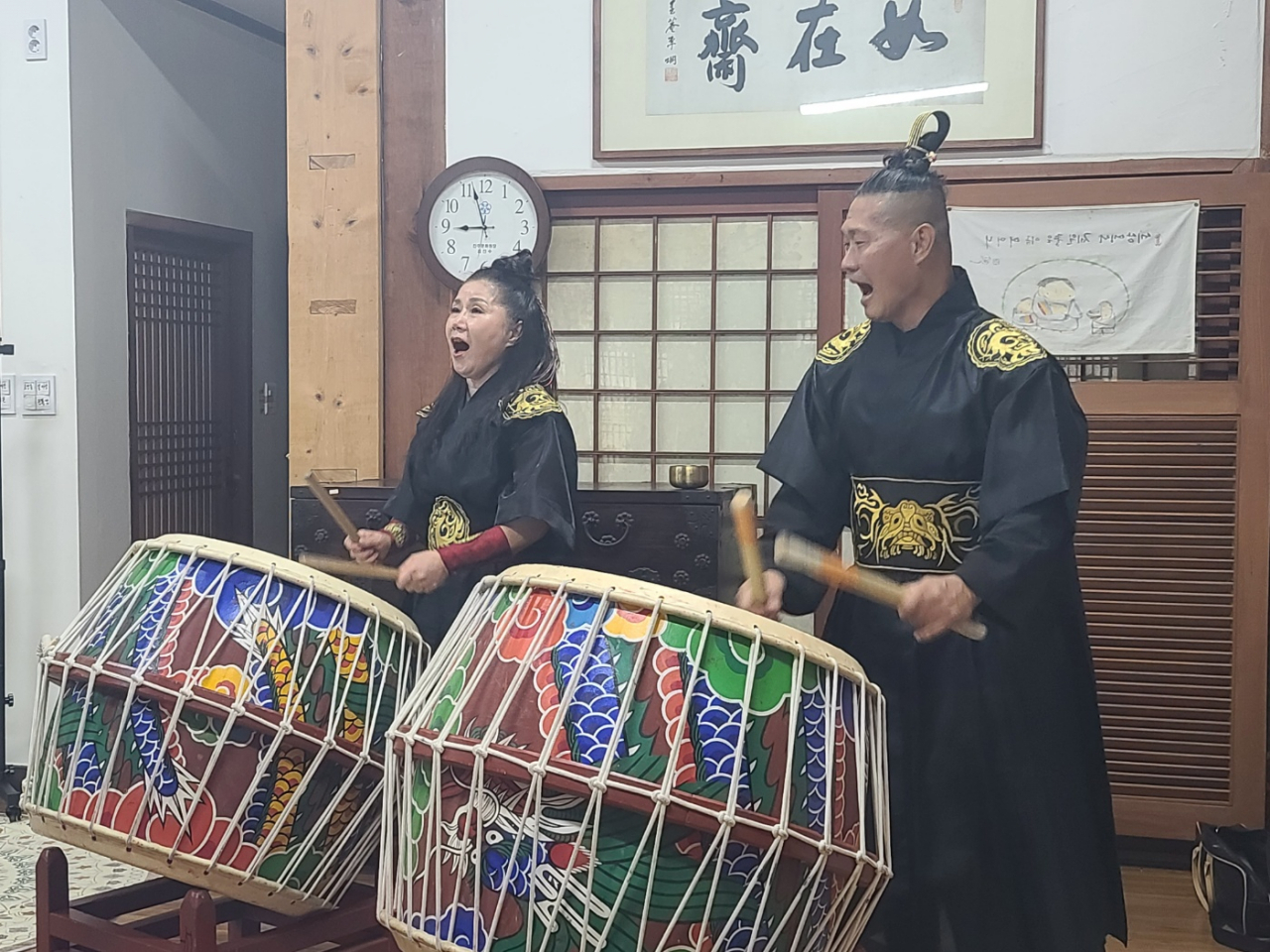 지성철 고구려풍류예술원 원장 부부가 북과 소리를 활용한 명상프로그램을 진행하고 있다.