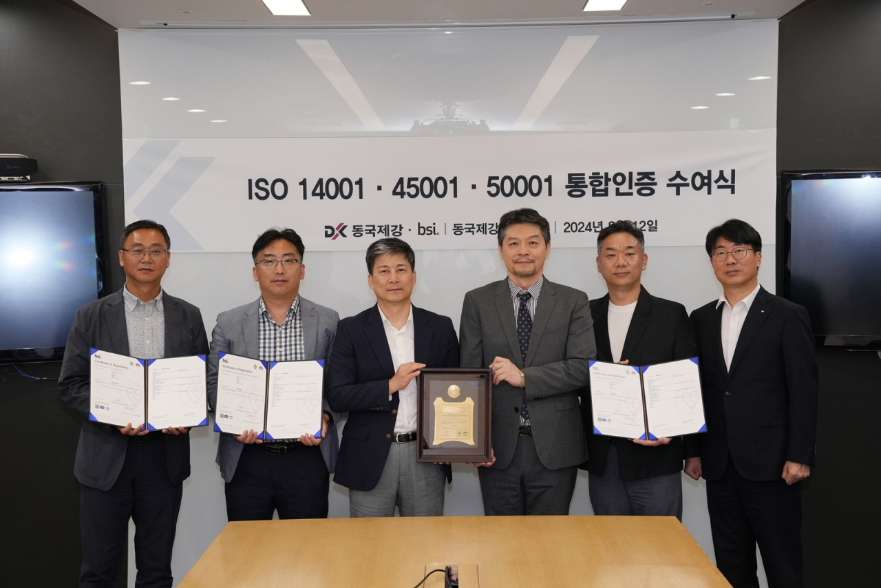 12일 서울 중구 페럼타워에서 열린 ‘동국제강 전사 ISO 통합인증수여식’에서 정용노(왼쪽부터) 동국제강 인천공장 안전환경팀장, 김병현 동국제강 안전환경기획팀장, 변홍열 동국제강 기획실장, 임성환 BSI 코리아 대표, 김재원 동국제강 포항공장 안전환경팀장, 김혁 동국제강 당진공장 안전환경팀장이 기념사진을 촬영하고 있다.