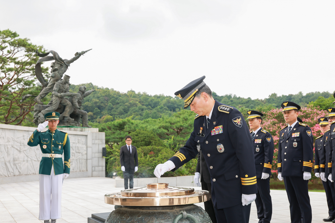 12일 오후 조지호 신임 경찰청장이 서울 동작구 현충원을 참배하고 있다. [경찰청 제공]