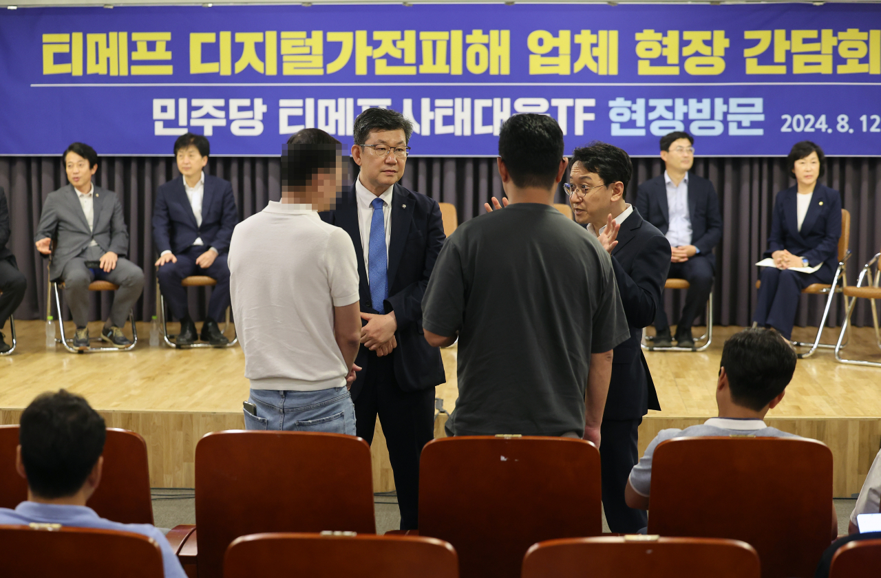 더불어민주당 티메프 사태 대응 TF의 천준호 단장과 김남근 간사가 12일 오후 서울 용산 전자랜드 랜드홀에서 열린 티메프 디지털가전 피해 업체 간담회에 앞서 피해자들과 대화를 나누고 있다. [연합]
