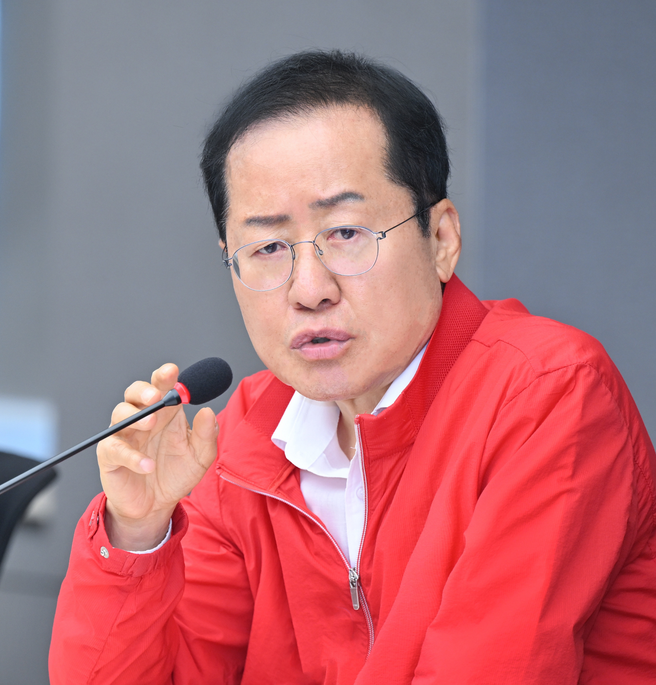 홍준표 대구시장이 12일 시청 산격청사 대회의실에서 간부회의를 열고 있다.[대구시 제공]