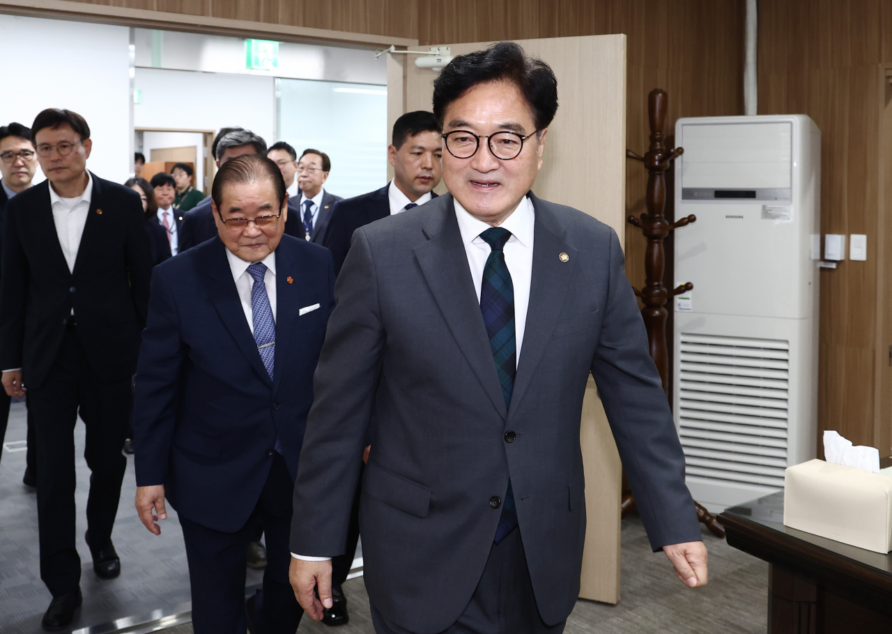 우원식 국회의장이 12일 서울 영등포구 광복회관에서 이종찬 광복회장과 면담하기 위해 회장실로 들어서고 있다. [연합]