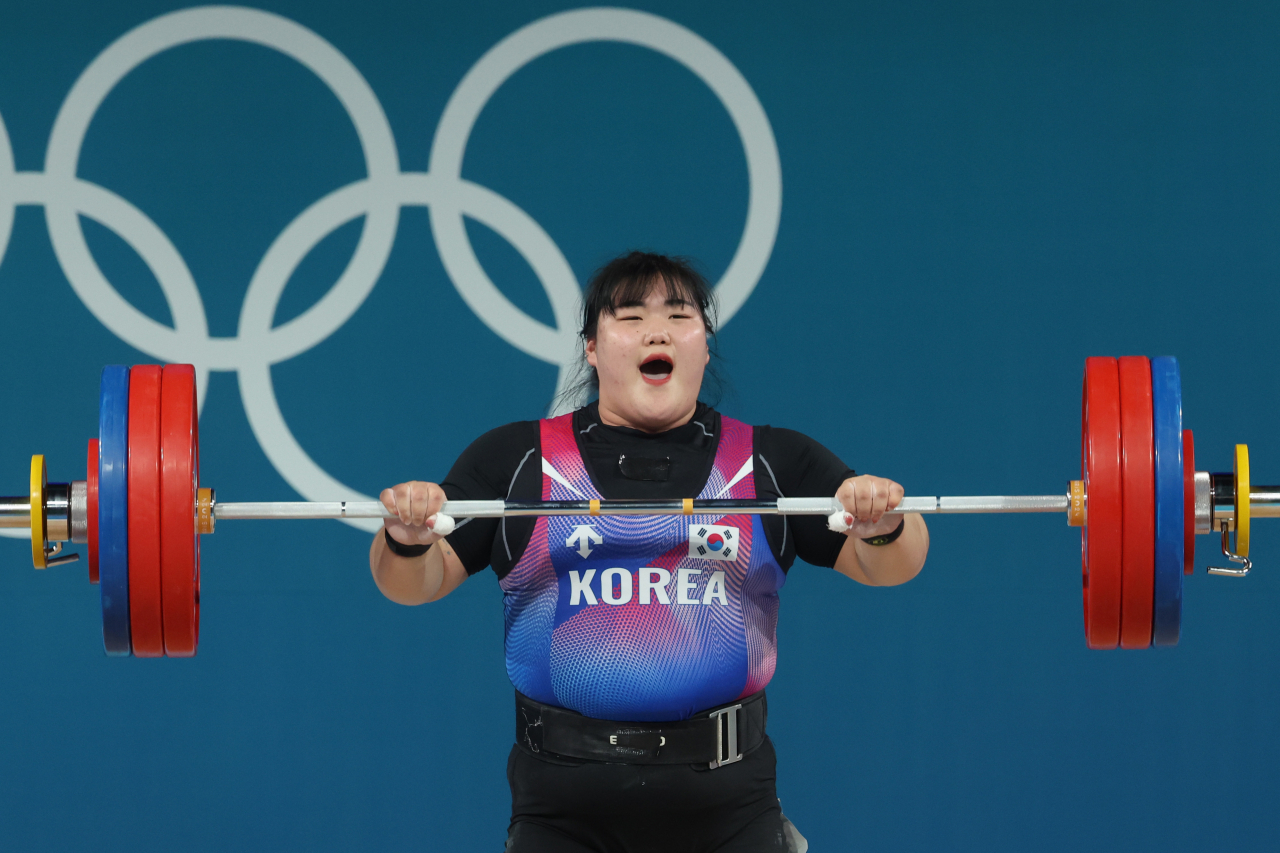 11일(현지시간) 프랑스 파리 사우스 파리 아레나에서 열린 2024 파리올림픽 역도 여자 81kg급에 출전한 박혜정이 용상 2차 시기에서 168kg 도전을 성공한 뒤 기뻐하고 있다. [연합]