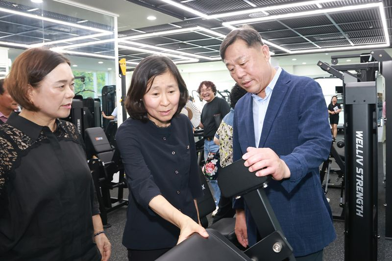 울산 동구 서부건강센터 재개관식이 12일 열린 가운데 김종훈 동구청장(사진 오른쪽)과 박경옥 동구의회 의장(사진 가운데)이 시설과 장비를 살펴보고 있다. [사진=울산 동구청]