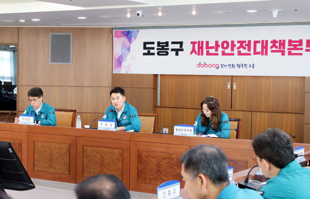 오언석 도봉구청장이 전날 폭염대응 긴급 점검회의를 주재하며 폭염 취약계층에 대한 지원 확대를 강조하고 있다.[도봉구 제공]