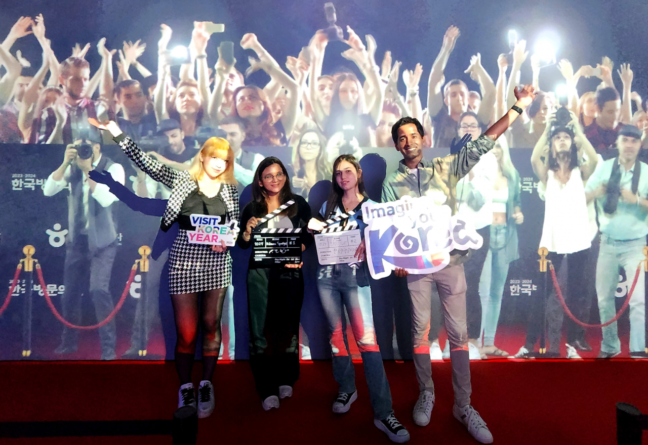 ‘K’의 향연, 12일 서울 한복판 갤러리강화에 오픈한 ‘K-드라마 스포트라이트’ 스테이지 [함영훈 기자]