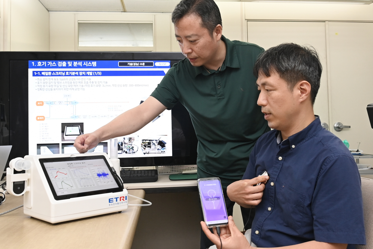 한국전자통신연구원(ETRI) 연구진이 개발한 폐질환 조기 선별 장치의 청진 측정 및 폐음 이상 인식 기술을 시연하는 모습. [ETRI 제공]
