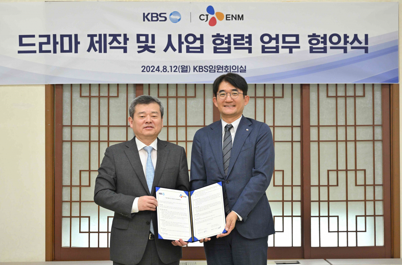 박민 KBS 사장(왼쪽)과 윤상현 CJ ENM 대표이사.