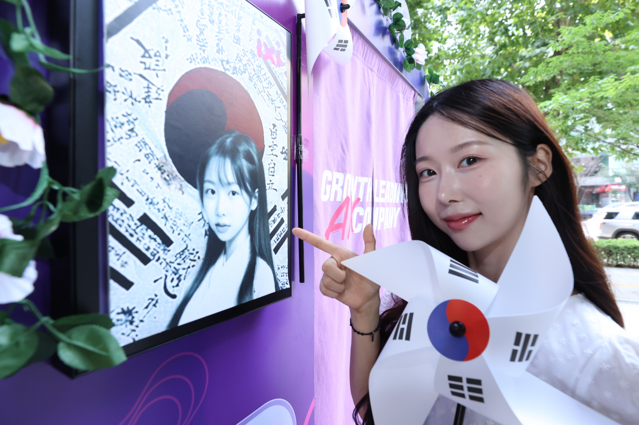 모델이 LG유플러스 도화동 공덕역점에서 광복절 콘셉트의 인공지능(AI) 프로필 사진을 제작해주는 ‘익시 포토부스’를 체험하고 있는 모습. [LG유플러스 제공]