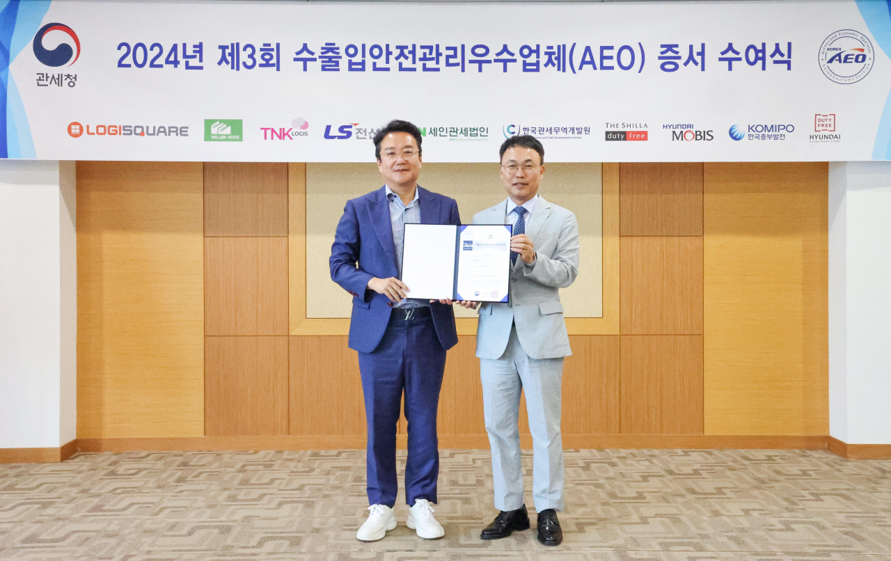 이정민(왼쪽부터) 현대면세점 지원담당 상무와 이석문 서울세관장이 서울 강남구 논현동 서울본부세관에서 AEO 증서 수여식을 진행한 뒤 기념촬영을 하고 있다. [현대면세점 제공]