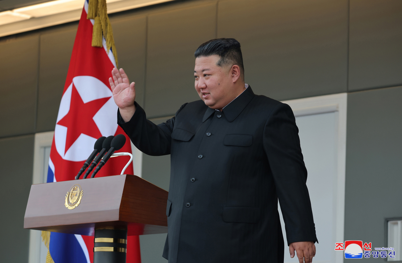 김정은 북한 국무위원장이 평안북도, 자강도, 양강도 등에서 지난달 말 수해로 집을 잃은 어린이와 학생, 노인, 환자, 영예 군인 등을 평양으로 데려가 피해복구 기간 지낼 곳을 마련해주겠다고 밝혔다. [연합]