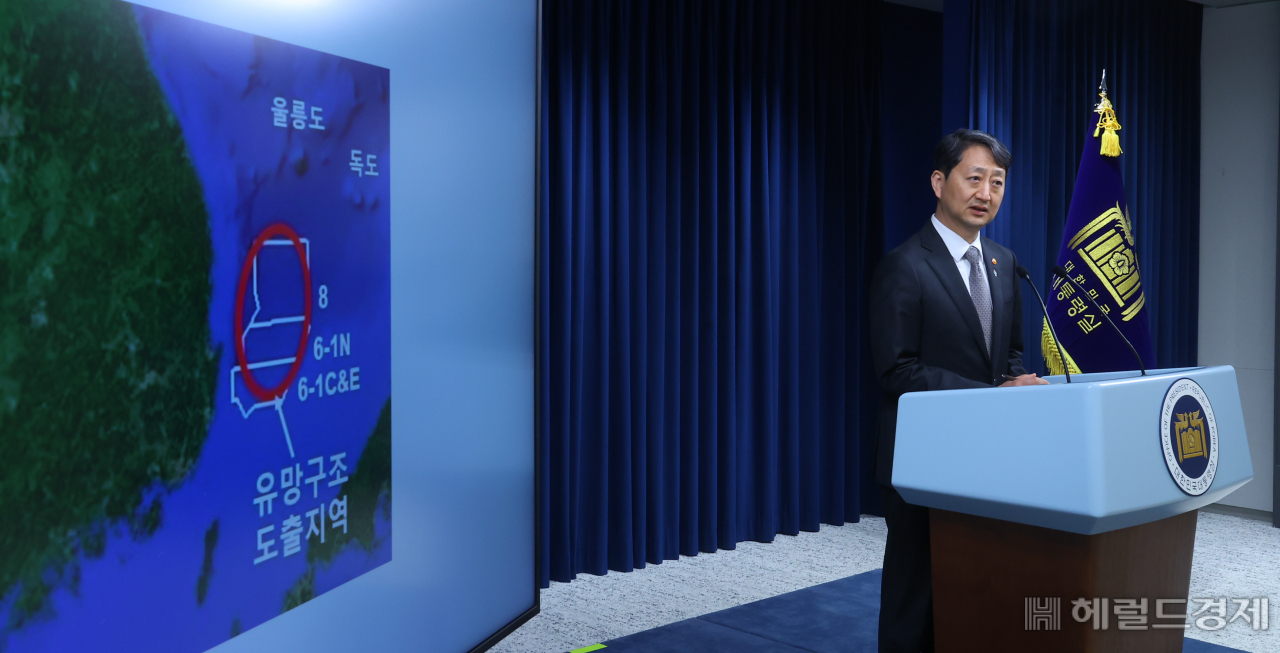 안덕근 산업통상자원부 장관이 3일 서울 용산 대통령실 브리핑룸에서 영일만 앞바다 석유·가스 매장 가능성 관련 브리핑을 하고 있다. [헤럴드경제DB]