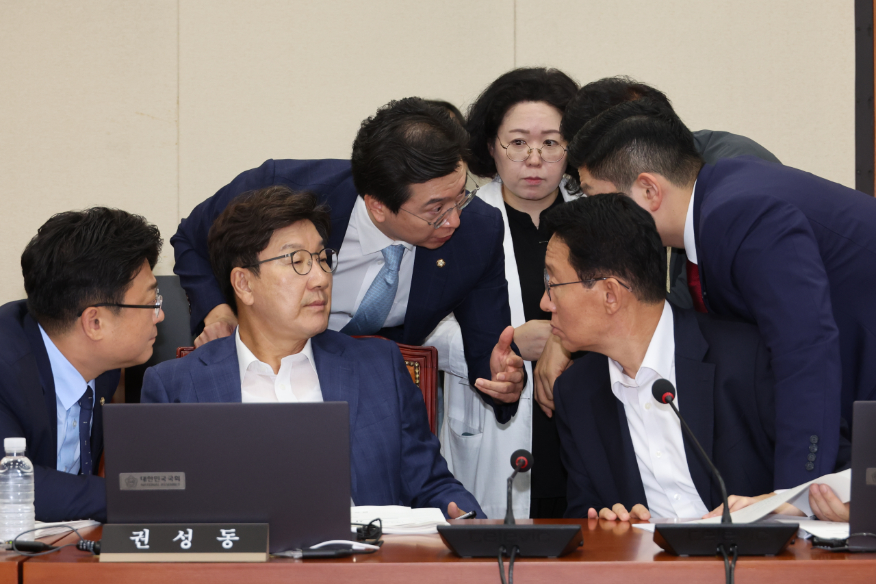 25일 오전 국회에서 열린 정무위원회 전체회의에서 국민의힘 간사인 강민국 의원을 비롯한 여당 의원들이 대화하고 있다. [연합]