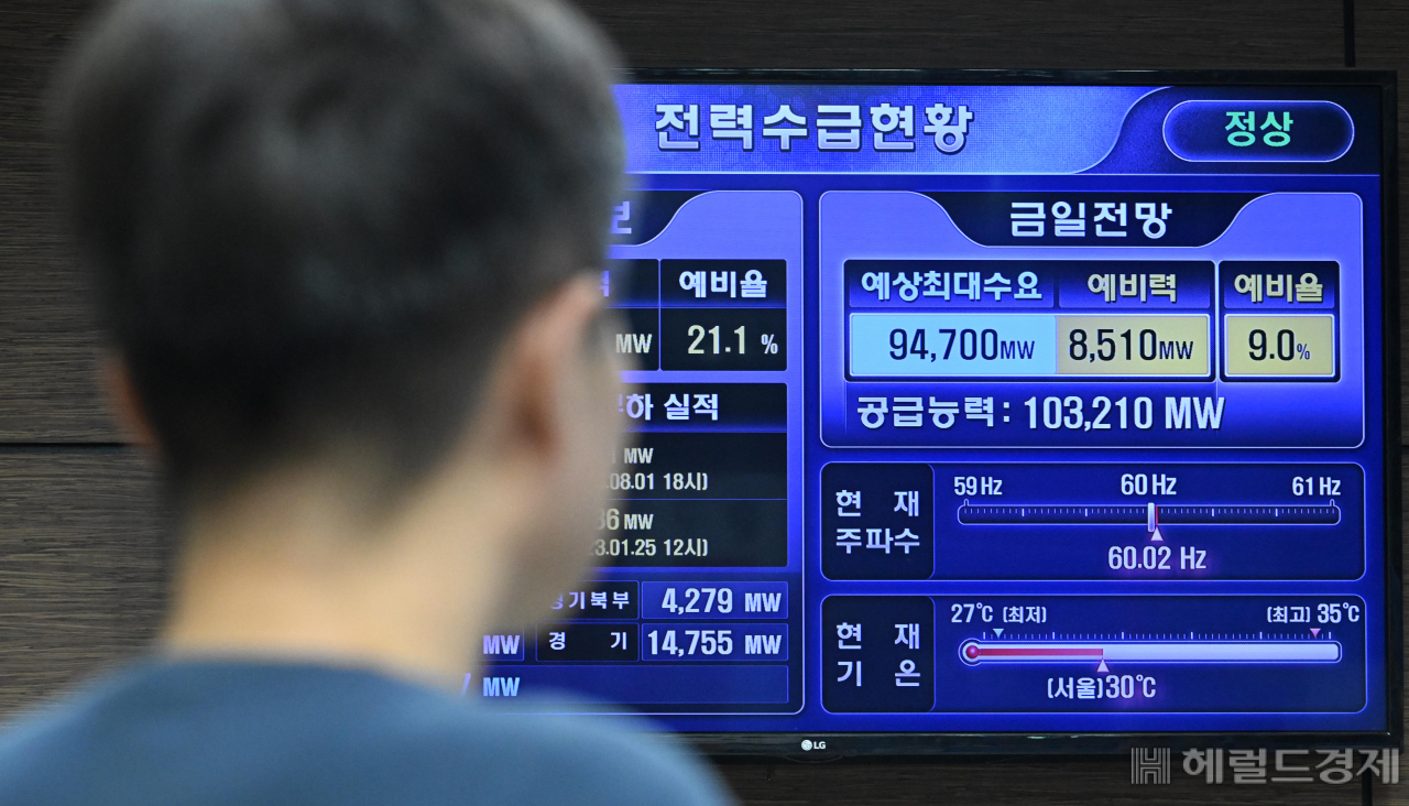 역대급 폭염으로 전력 수요가 급증한 가운데 휴가철이 끝나고 전력 소비가 큰 산업 시설의 재가동이 본격화하고 있다. 13일 오전 서울 중구 한국전력공사 서울본부 전력수급현황판에 금일전망이 표시되어 있다. 임세준 기자