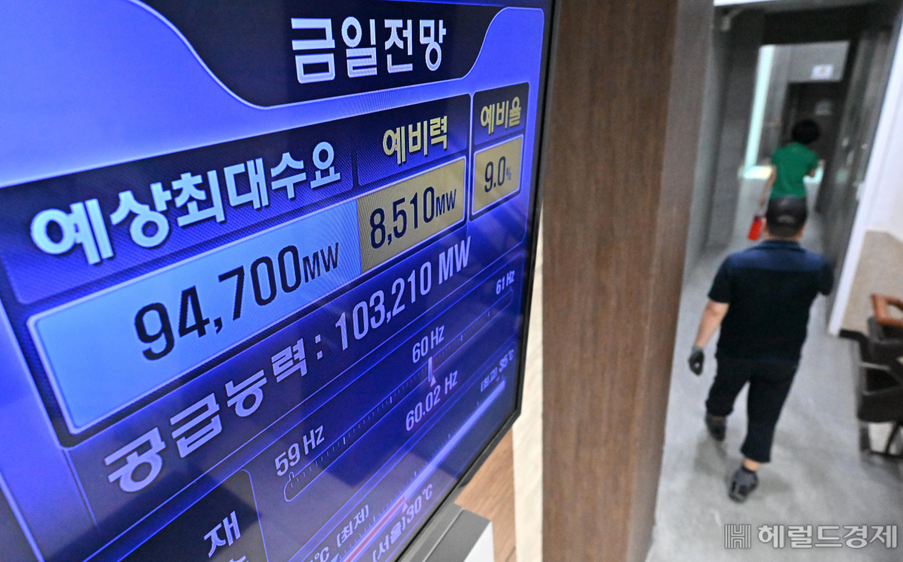 역대급 폭염으로 전력 수요가 급증한 가운데 휴가철이 끝나고 전력 소비가 큰 산업 시설의 재가동이 본격화하고 있다. 13일 오전 서울 중구 한국전력공사 서울본부 전력수급현황판에 금일전망 예상최대수요와 예비율 등이 표시되어 있다. 임세준 기자