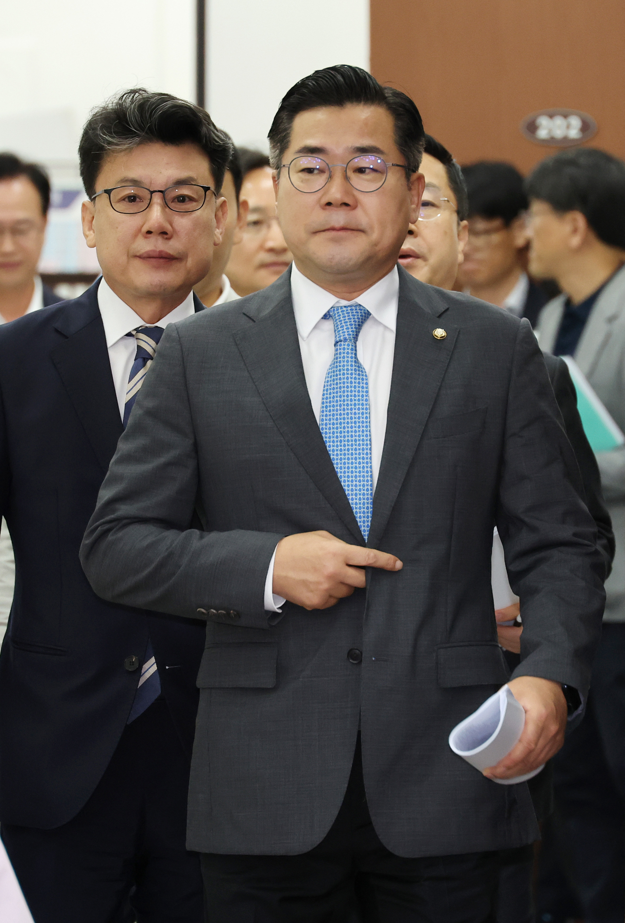 박찬대(맨앞) 더불어민주당 당 대표 직무대행 겸 원내대표와 진성준 정책위의장(왼쪽)이 13일 오전 국회에서 열린 정책조정회의에 입장하고 있다. [연합]