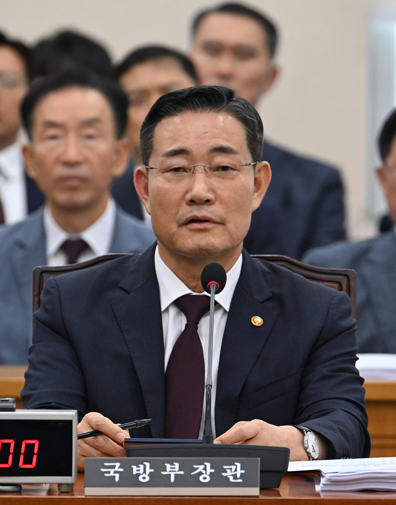 국가안보실장으로 내정된 신원식 국방부 장관이 당분간 장관과 안보실장을 겸직한다. 자료사진. 신 장관이 지난 8일 오전 서울 여의도 국회에서 열린 국방위원회 전체회의에 참석해 의원들의 질의에 답변하고 있다. 임세준 기자
