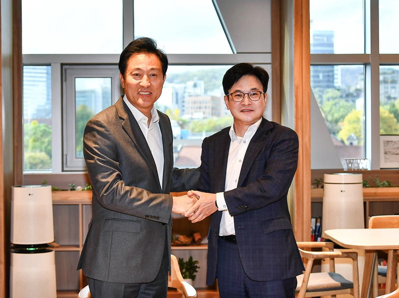 지난해 11월 김병수 김포시장〈우측〉이 오세훈 서울시장과 공식 만남을 갖고 김포·서울통합 공동연구반을 구성하기로 합의했다.[김포시 제공]