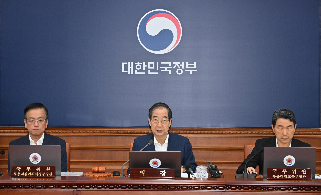 한덕수(가운데) 국무총리가 13일 오전 서울 종로구 정부서울청사에서 열린 국무회의에서 모두발언을 하고 있다. 임세준 기자